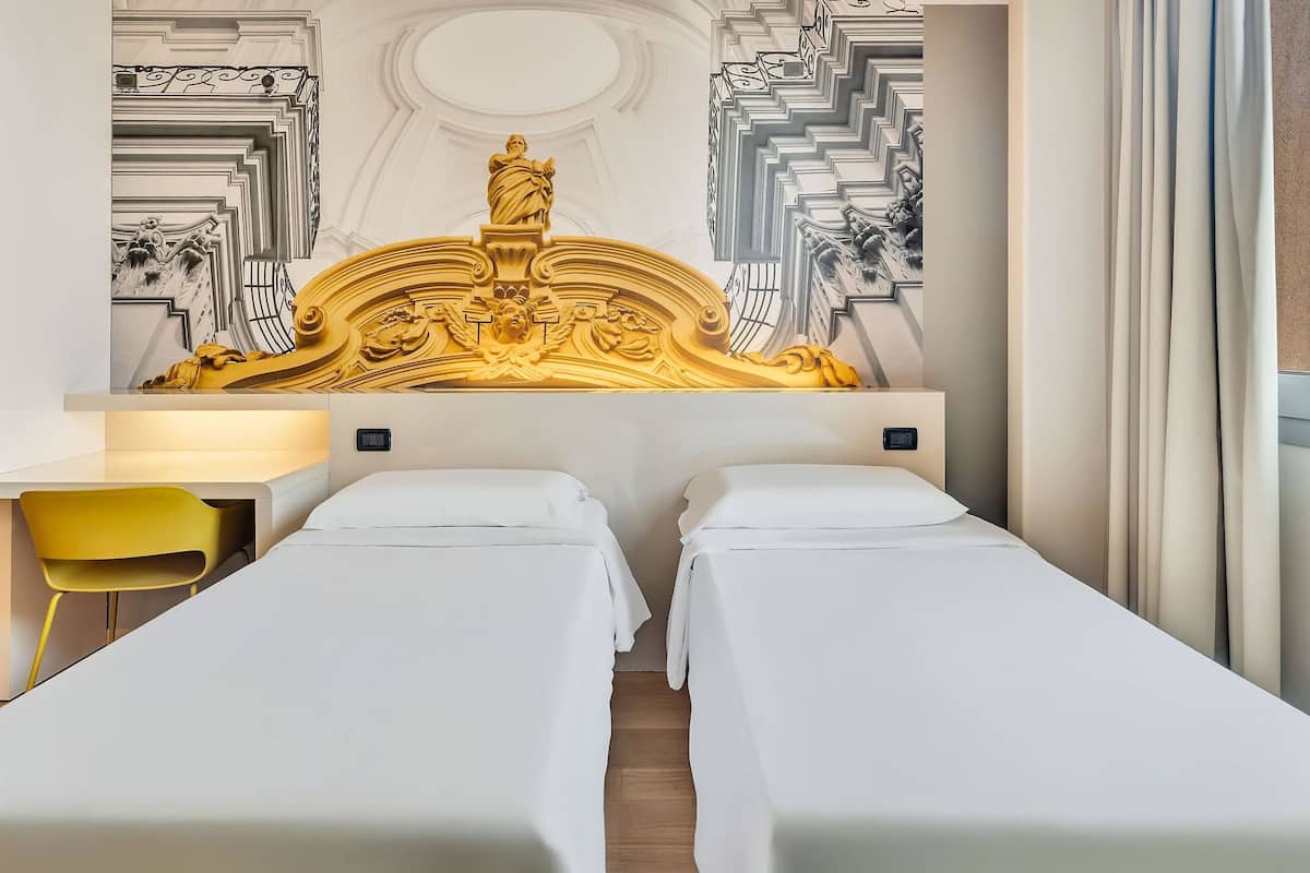 Safe på rommet, skrivebord og skrivebord for bærbar PC