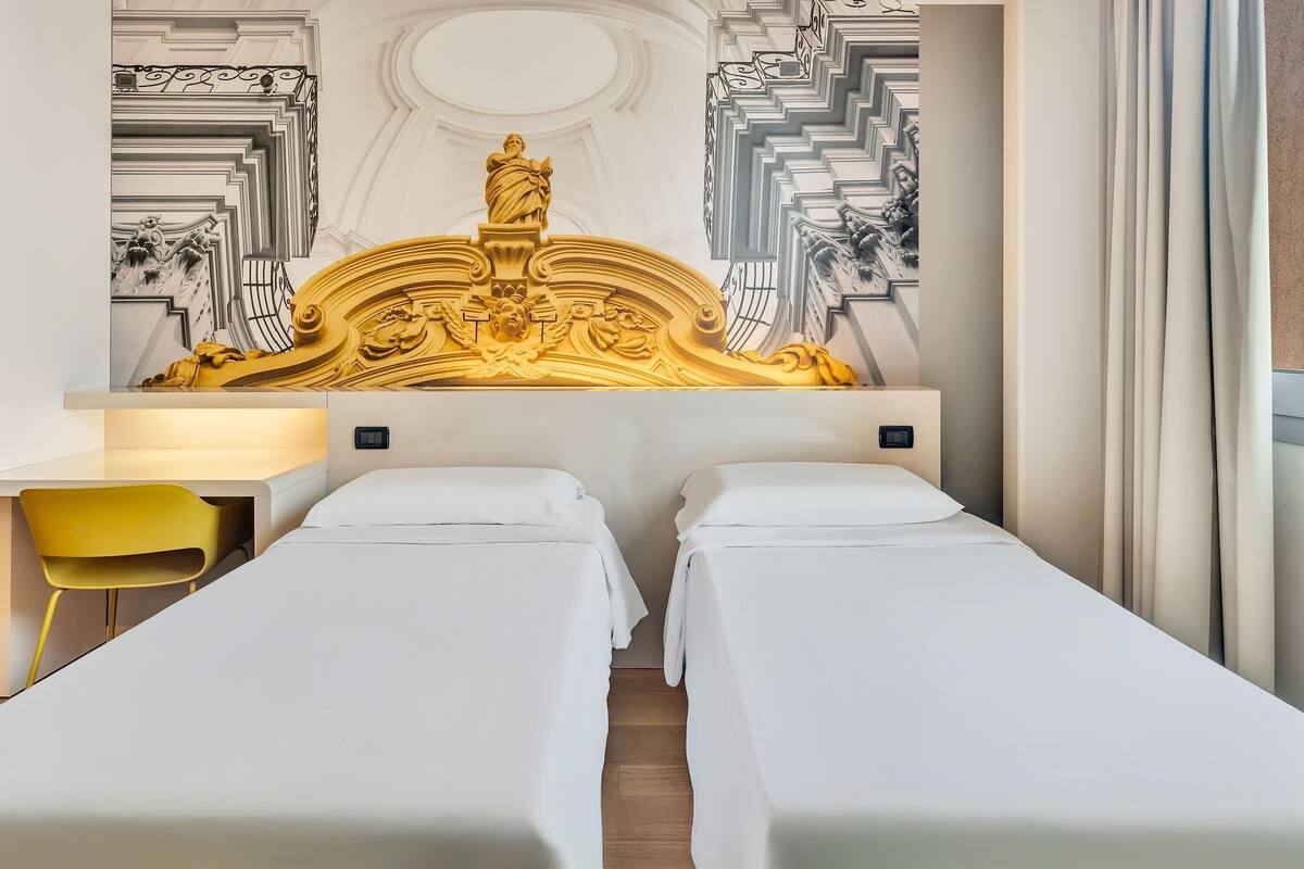 Caja de seguridad en la habitación y escritorio