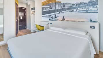 Quarto casal, para não fumantes | Cofres nos quartos, escrivaninha, espaço de trabalho para notebook