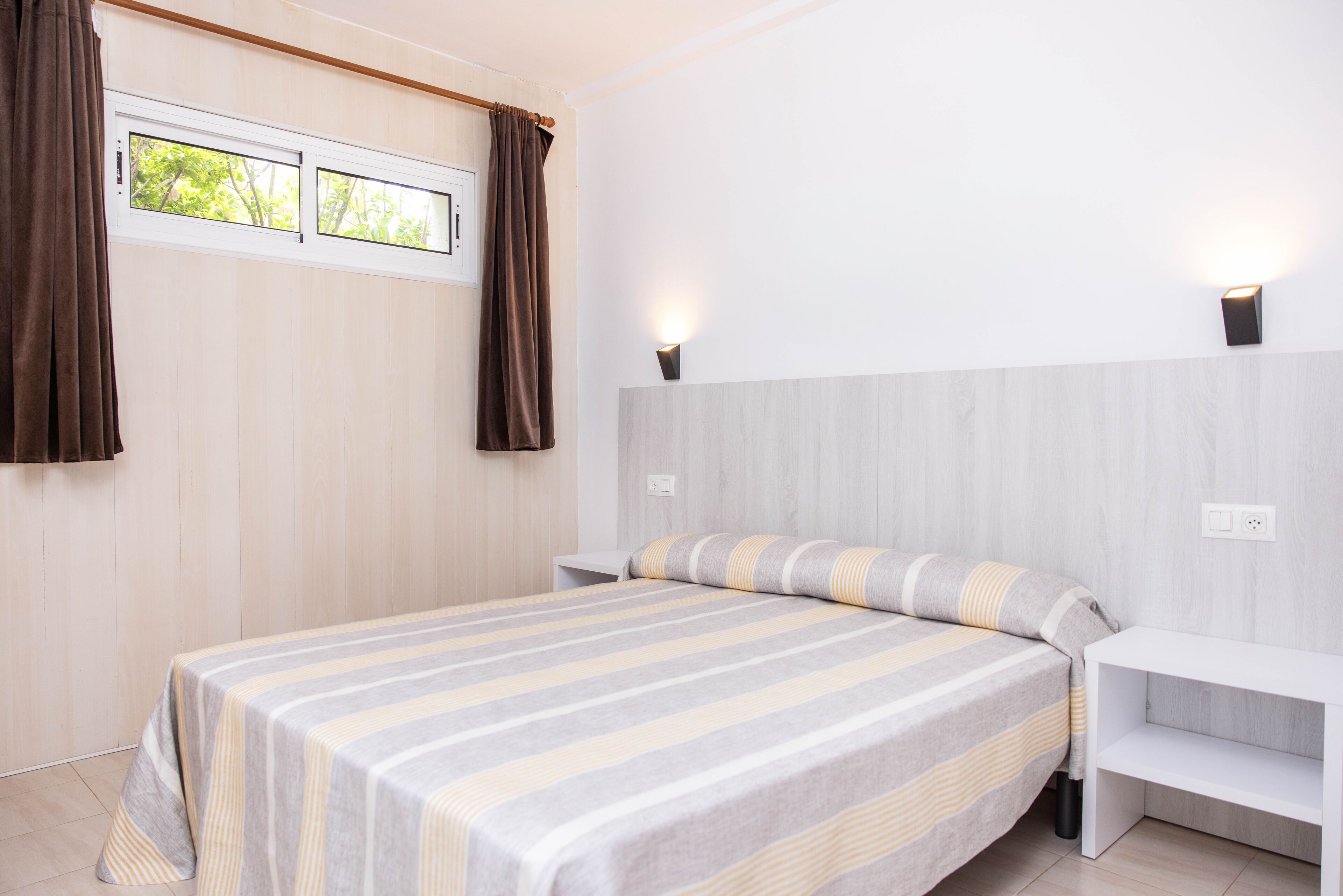 Cortinas blackout, cunas, wifi gratis y ropa de cama 