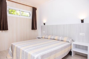 Cortinas opacas, cunas (de pago), wifi gratis y ropa de cama