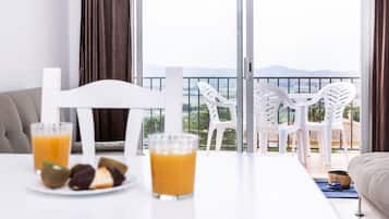 Een koelkast, een microgolfoven, een koffiezetapparaat/waterkoker