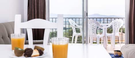 Kylskåp, mikrovågsugn, kaffe- och tebryggare och grytor/köksredskap