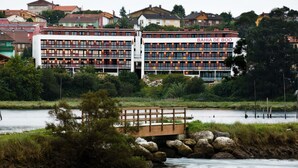Un hôtel à plusieurs étages, reconnaissable à son grand panneau indiquant « BAHIA DE BOO ».