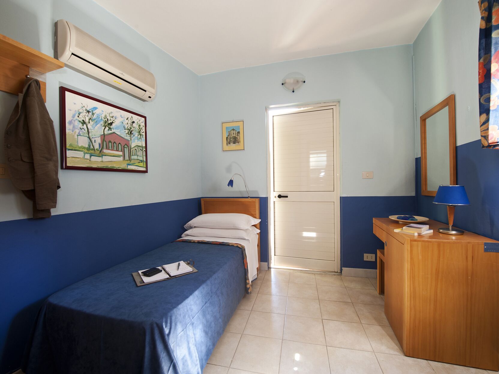 Een bureau, gratis wifi, beddengoed