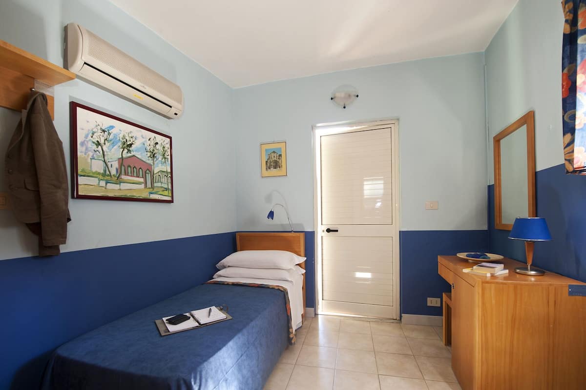 Escritorio, wifi gratis, ropa de cama