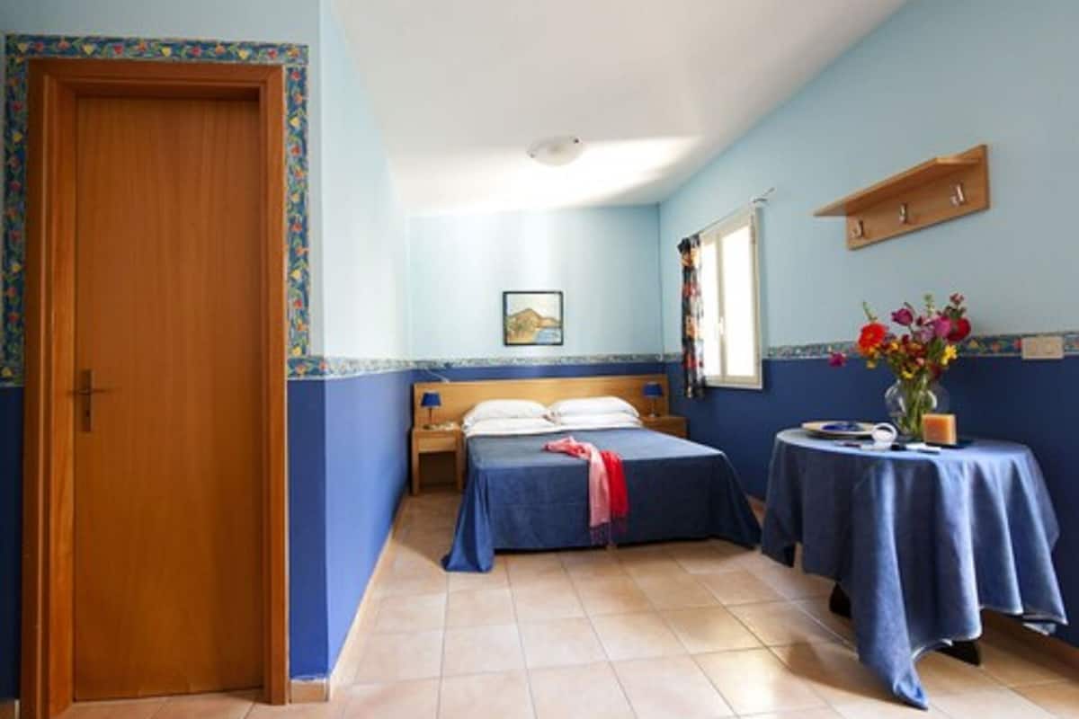 1 bedroom, desk, free wifi, bed sheets