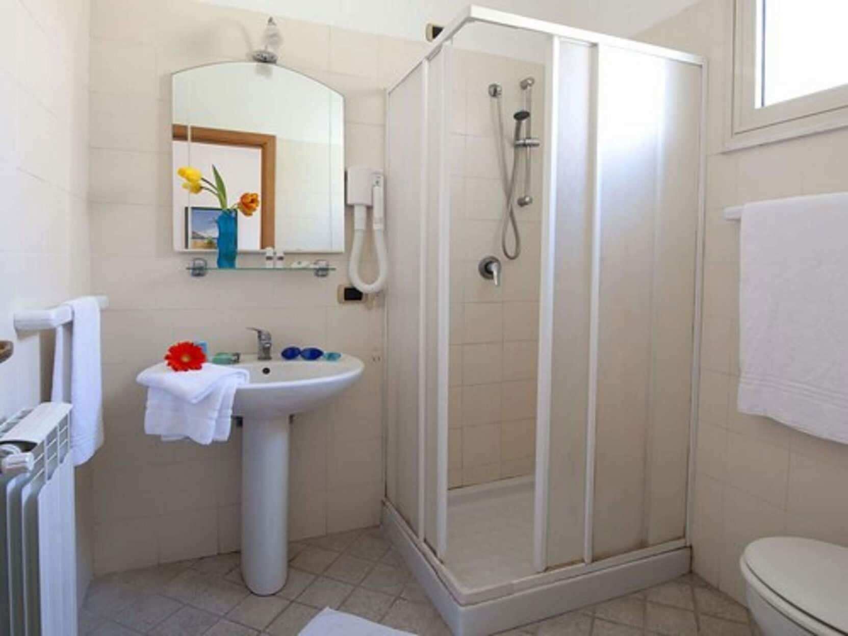Badkamer | Een douche, gratis toiletartikelen, een haardroger, een bidet