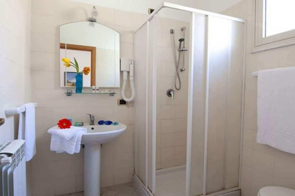 Baño | Ducha, artículos de higiene personal gratuitos, secador de pelo y bidé