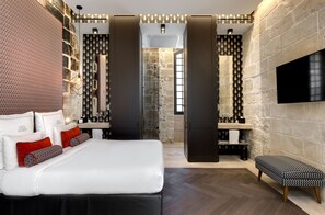 Deluxe Double Room, Accessible | Premium bedding, in-room safe, desk, soundproofing - Boutique Hôtel des Remparts (Aigues-Mortes)