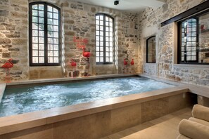 Indoor pool, open 10:00 AM to 10:00 PM, pool loungers - Boutique Hôtel des Remparts (Aigues-Mortes)