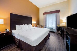 Bộ đồ giường cao cấp, bàn, bàn ủi/dụng cụ ủi quần áo