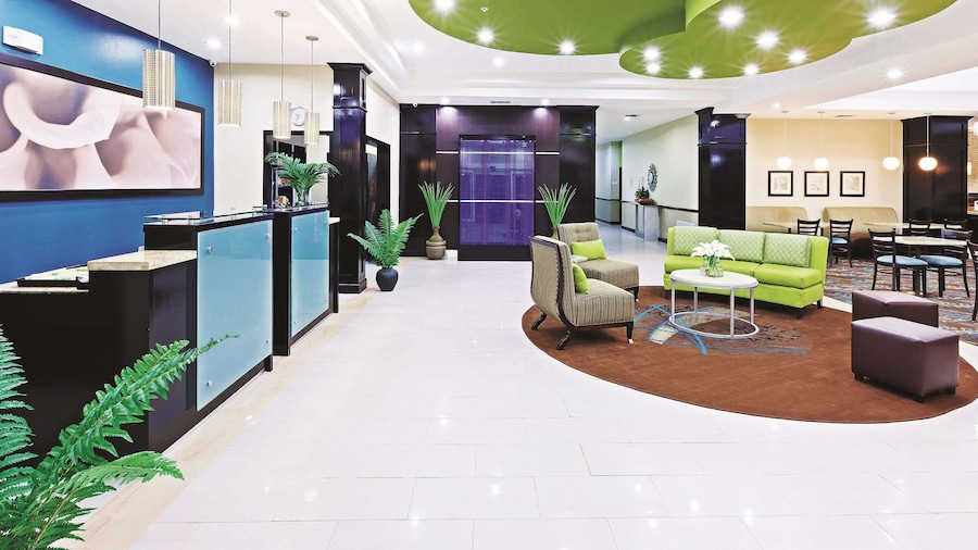 La Quinta Inn & Suites by Wyndham Marshall