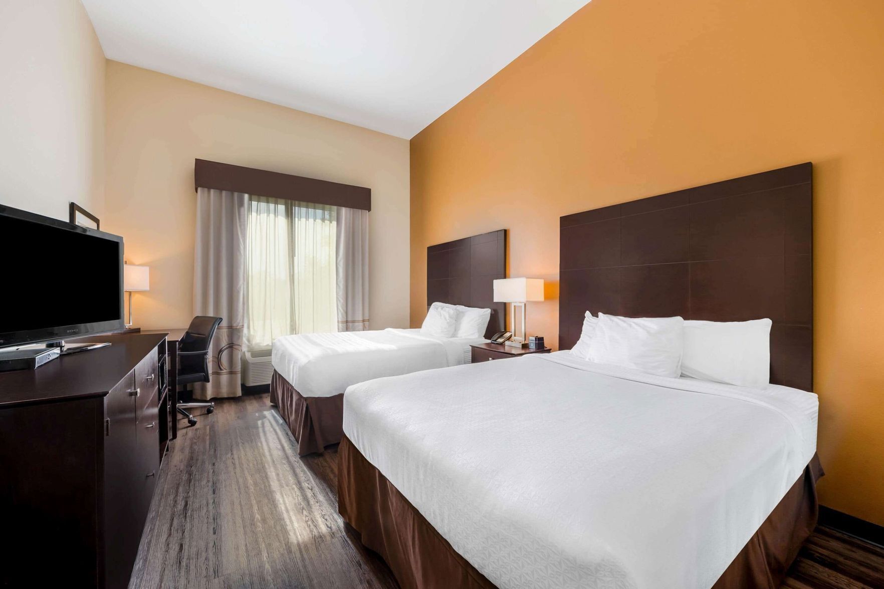 Premium bedding, desk, iron/ironing board, free cots/infant beds