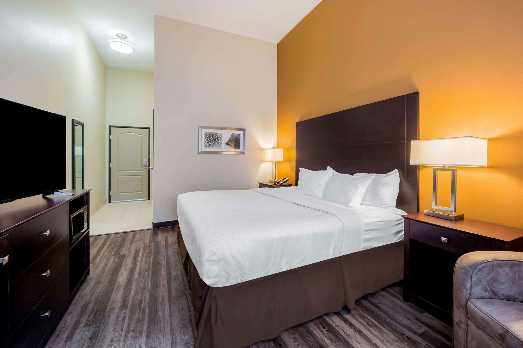 Premium bedding, desk, iron/ironing board, free cots/infant beds