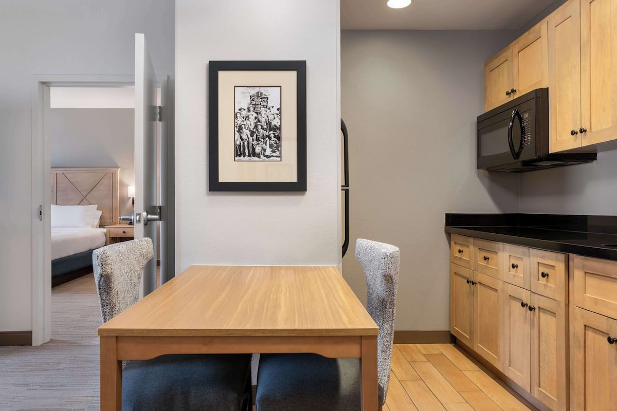 Mikrowelle, Wasserkocher mit Kaffee-/Teezubehör