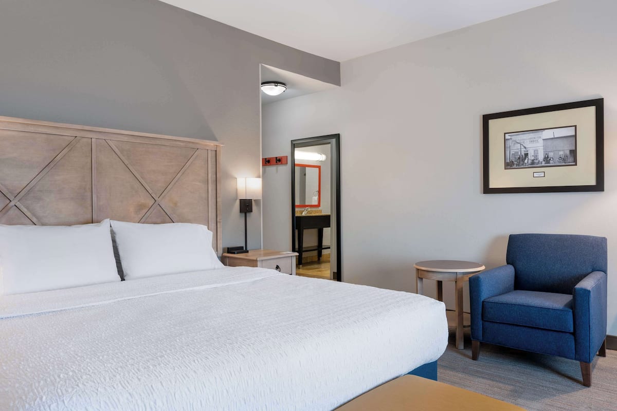 1 Schlafzimmer, hochwertige Bettwaren, Schreibtisch