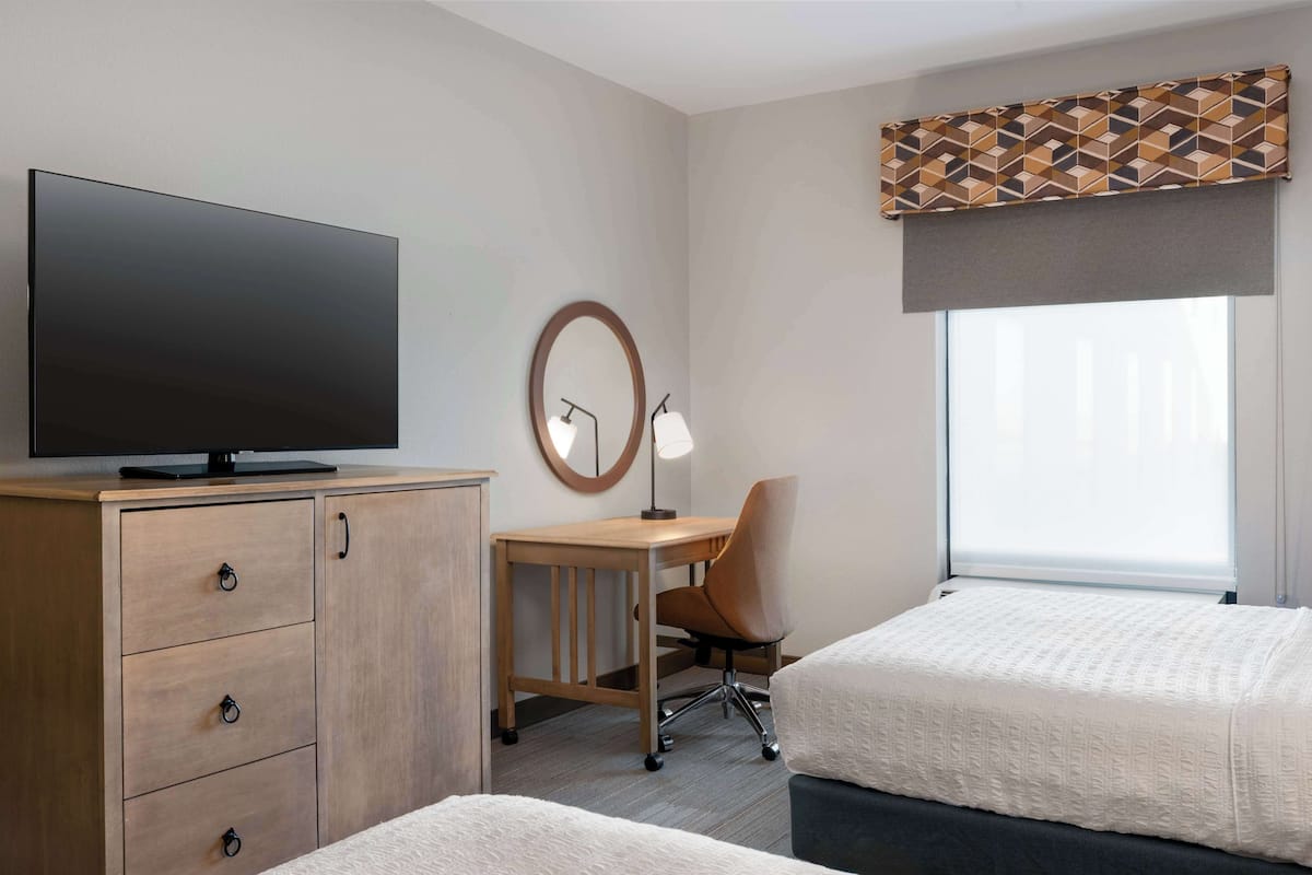 1 Schlafzimmer, hochwertige Bettwaren, Schreibtisch