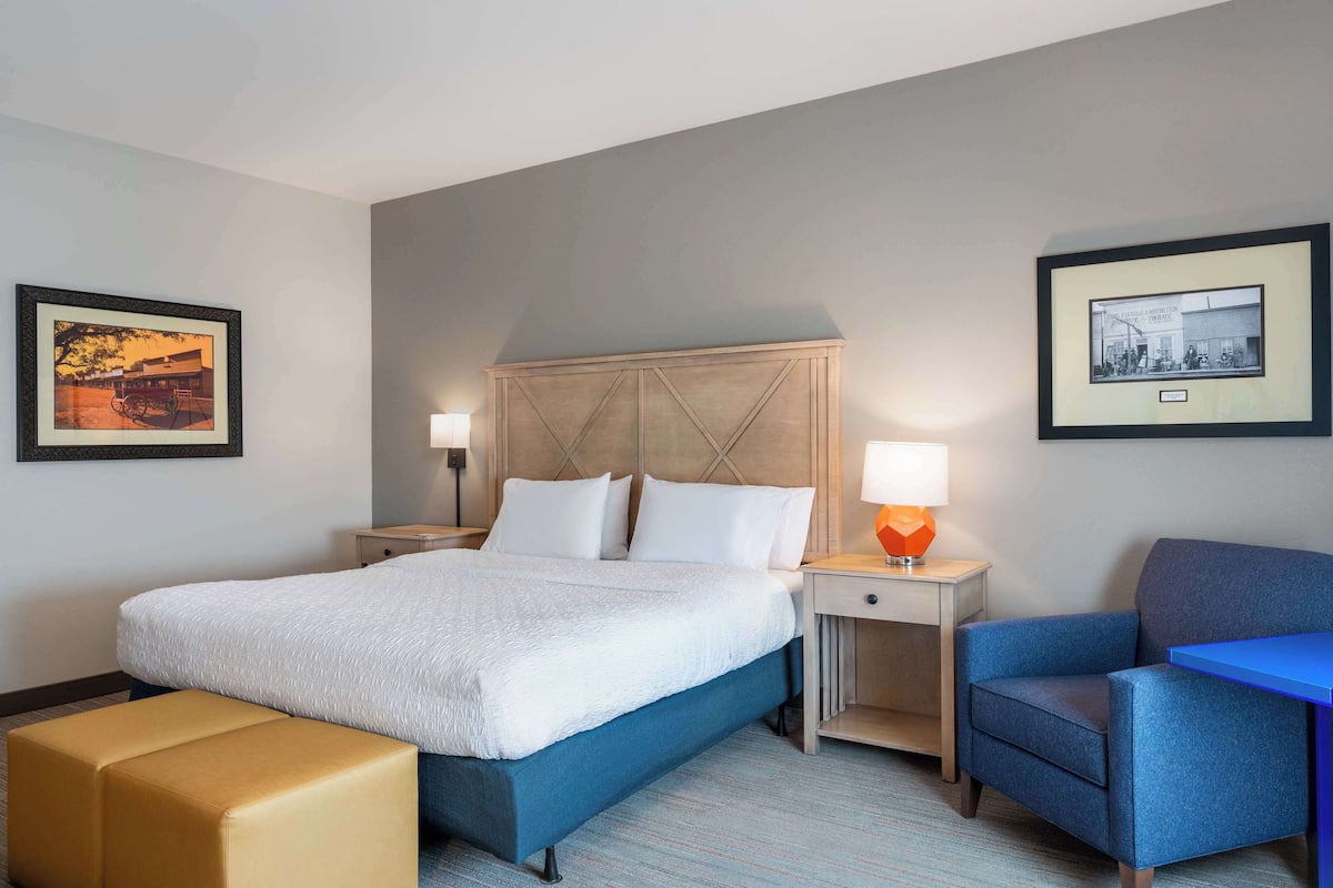 1 Schlafzimmer, hochwertige Bettwaren, Schreibtisch