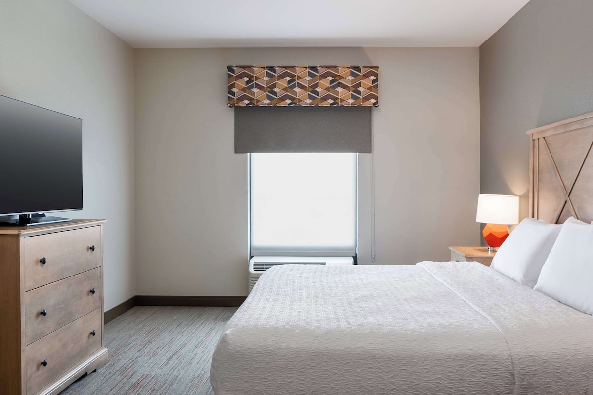 Suite, 1 King-Bett, barrierefrei, Nichtraucher | 1 Schlafzimmer, hochwertige Bettwaren, Schreibtisch