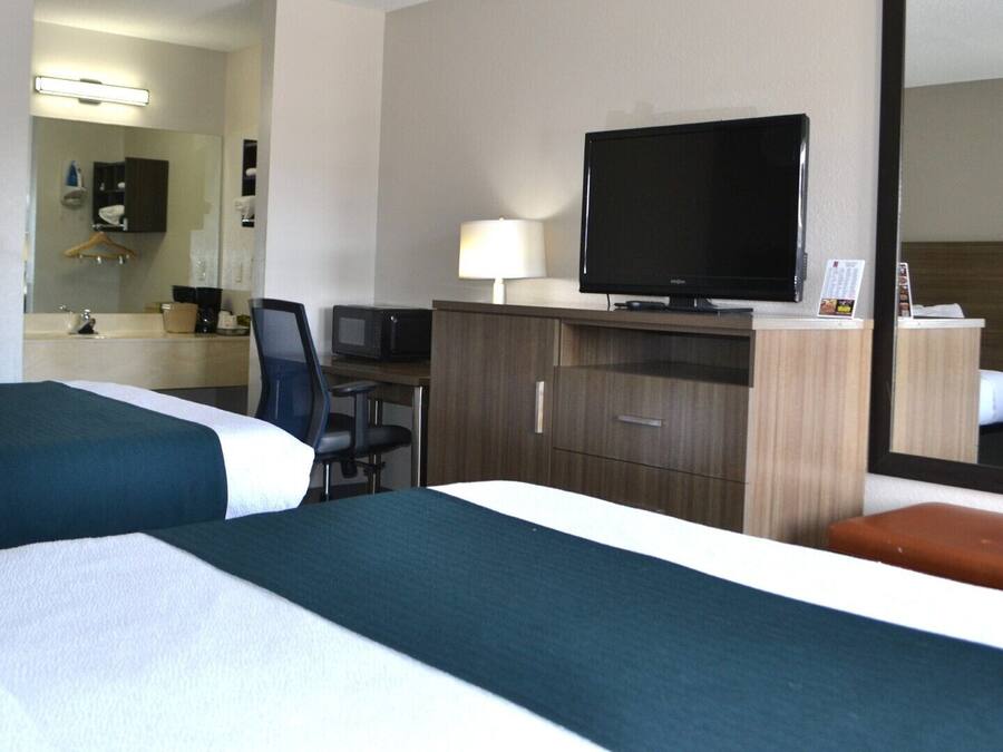 Escritorio, tabla de planchar con plancha, wifi gratis y ropa de cama