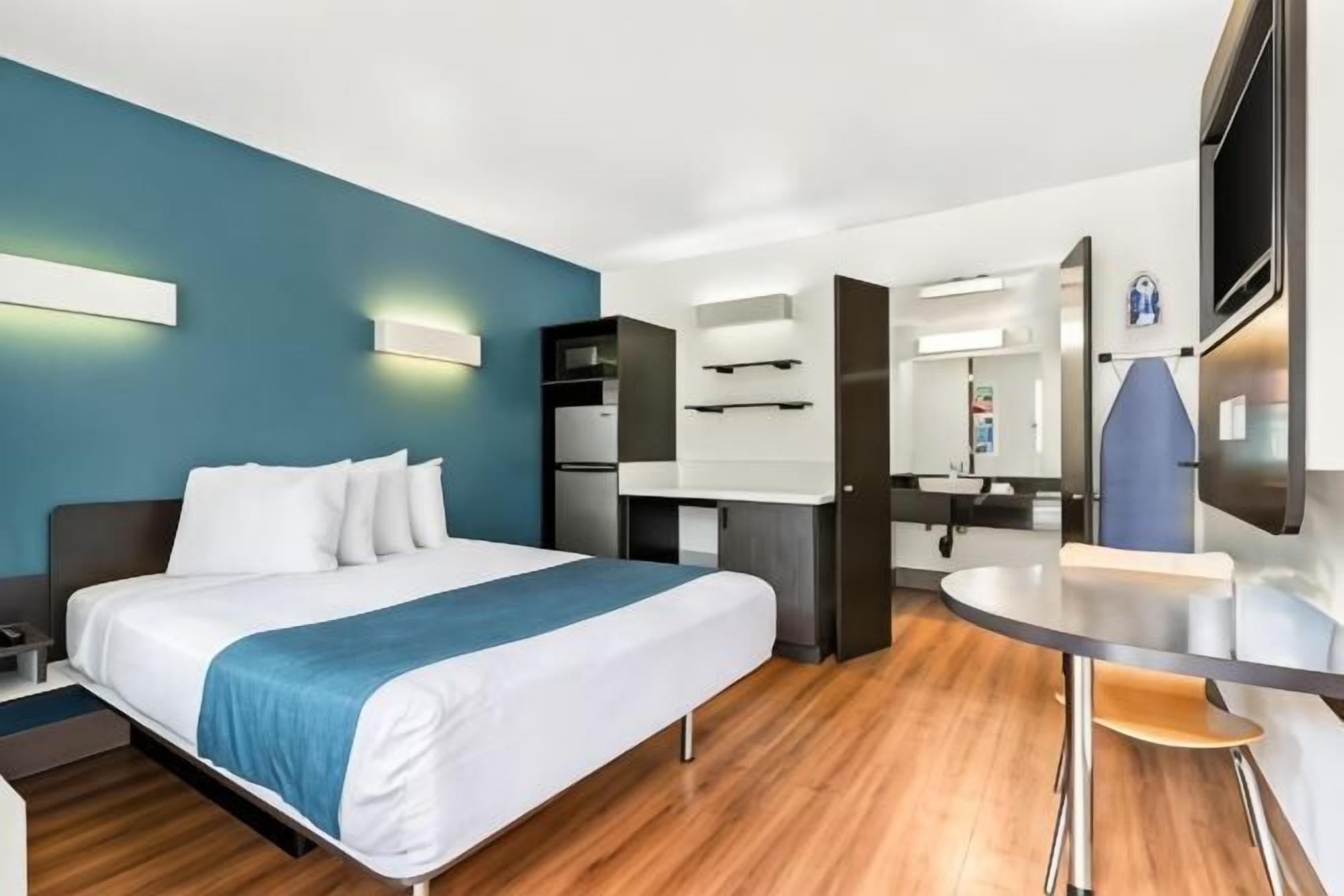 Työpöytä, silitysrauta/-lauta, ilmainen Wi-Fi, vuodevaatteet