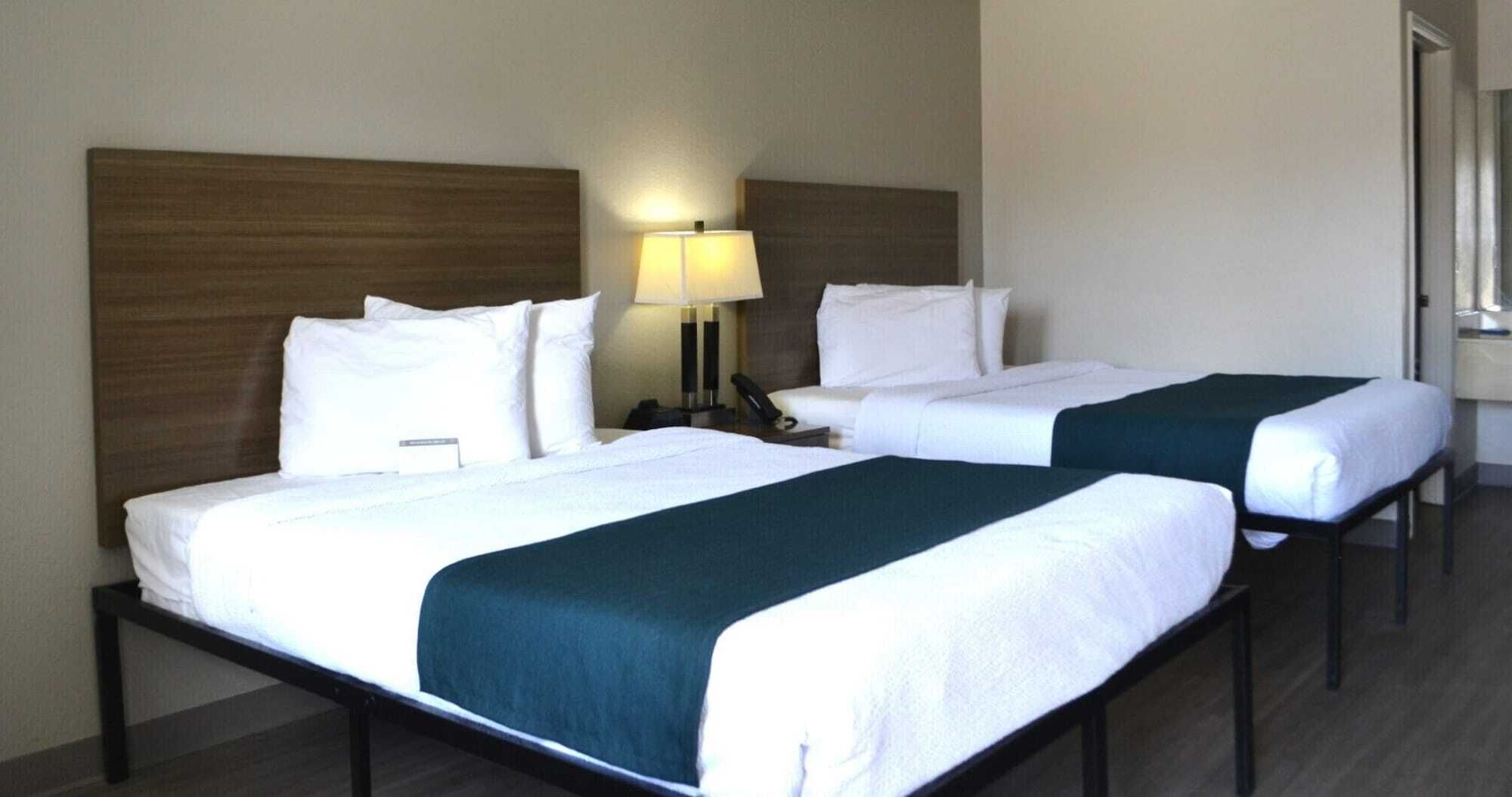 Skrivebord, strykejern/-brett, wi-fi (inkludert) og sengetøy