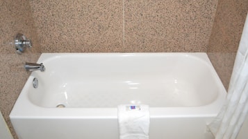 Gratis toiletartikelen, een haardroger, handdoeken