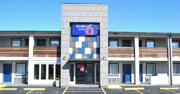 A 6-suite hotel with a modern design, featuring a central entrance and balconies on each floor. - Studio 6 Suites Chattanooga, TN - Lookout Mtn. (Chattanooga)