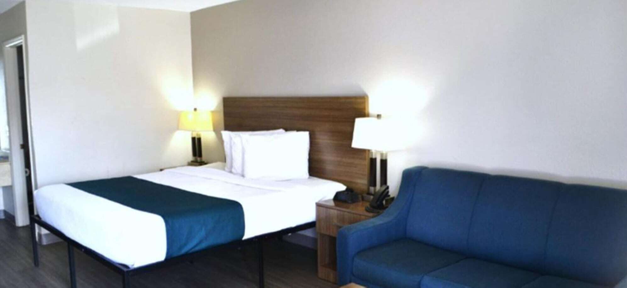 Skrivebord, strykejern/-brett, wi-fi (inkludert) og sengetøy