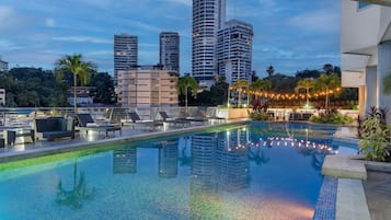 Una piscina al aire libre