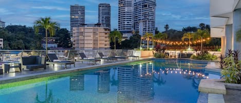 Una piscina al aire libre