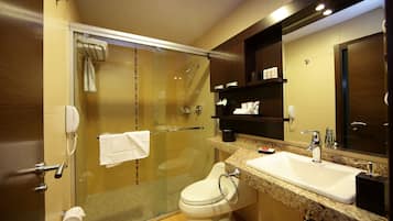 Dusche, kostenlose Toilettenartikel, Haartrockner, Bademäntel