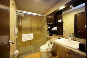 Shower, perlengkapan mandi gratis, pengering rambut, dan jubah mandi