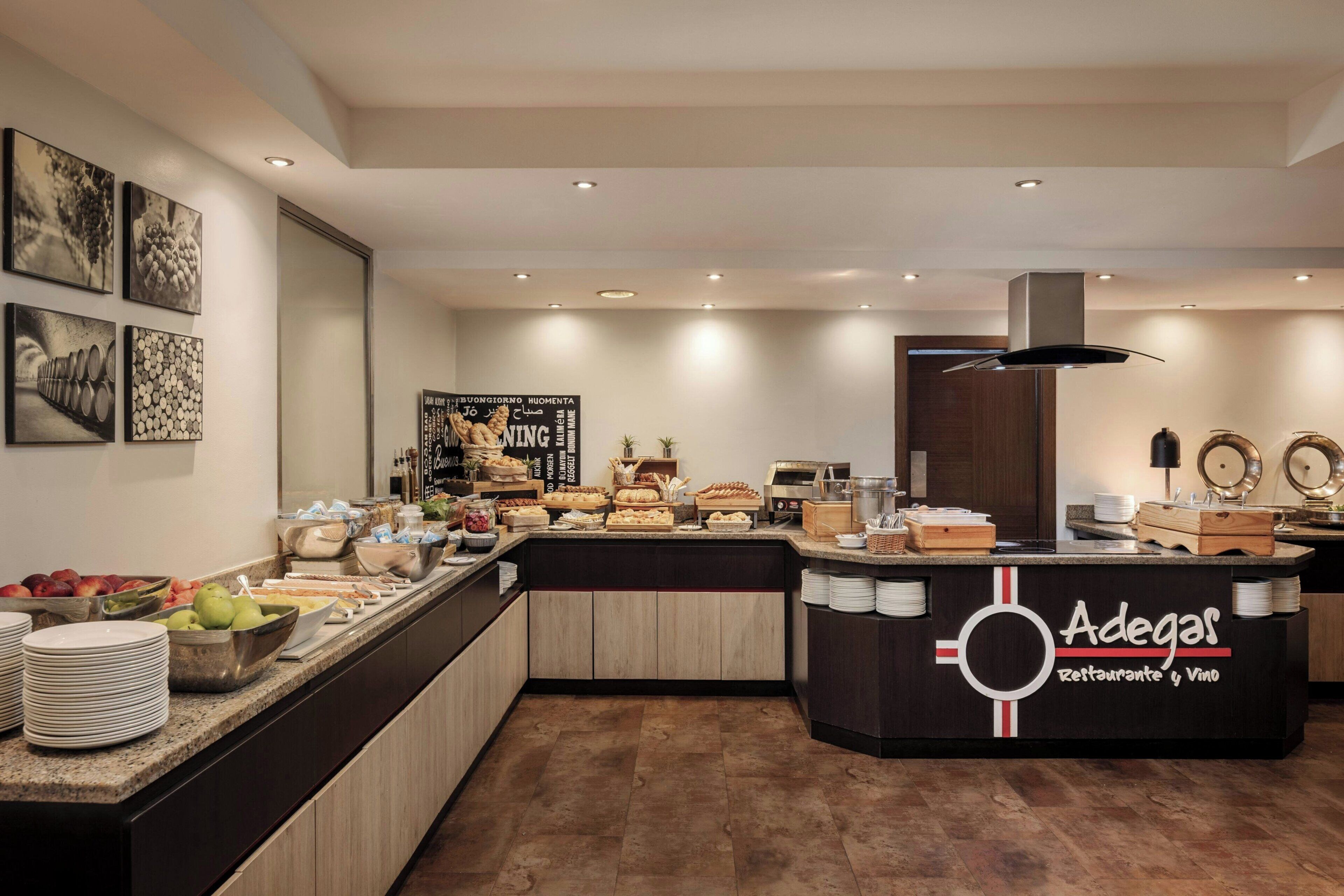 Una cocina moderna con un sistema de buffet, una estación de café y un letrero para Adegas Restaurant & Wine.