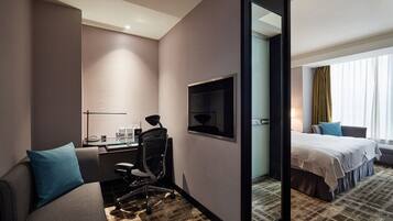 Deluxe Room | Living area | 42-inch LCD TV with cable channels, TV