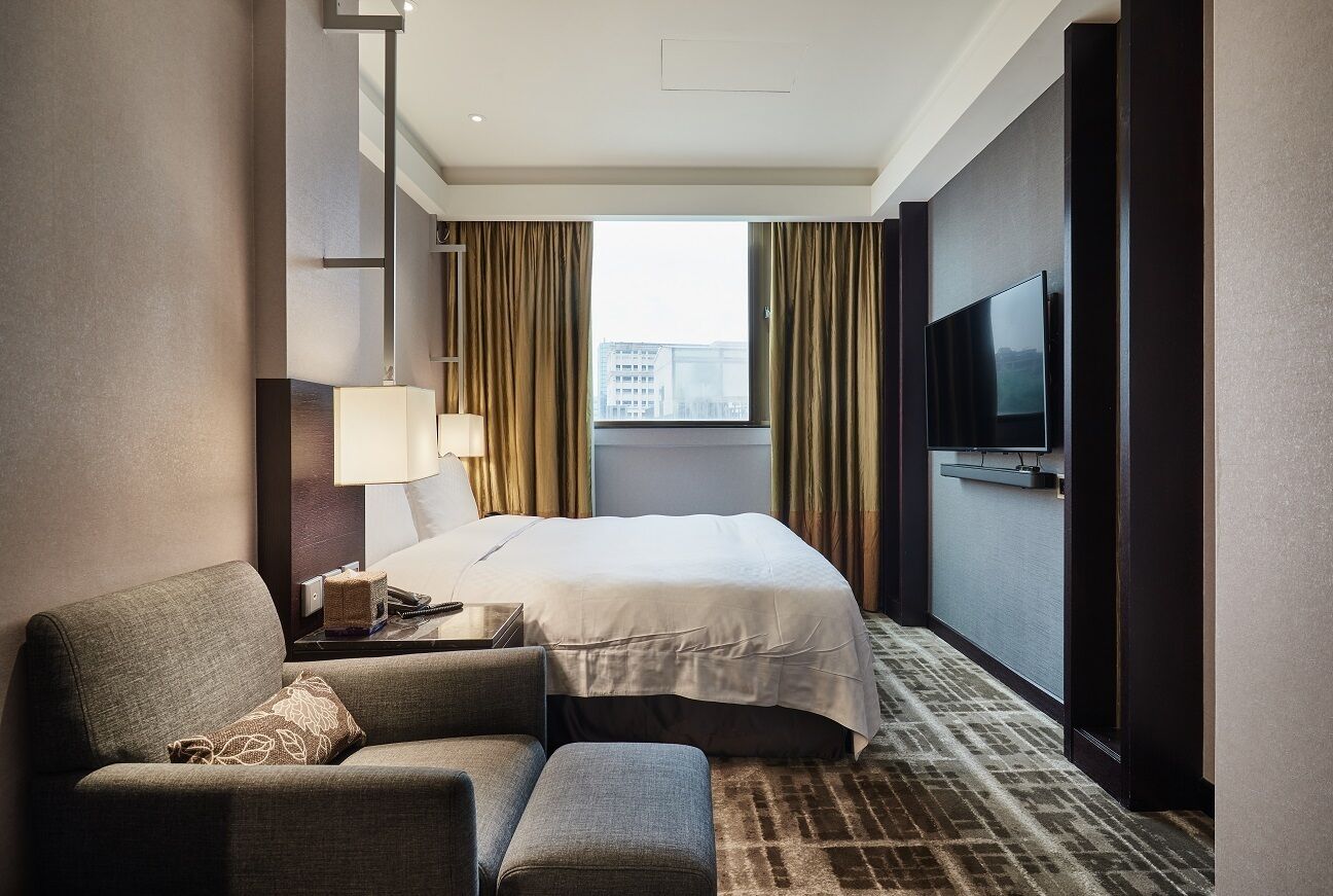 junior king room | 1 bedroom, premium bedding, minibar, in-room safe