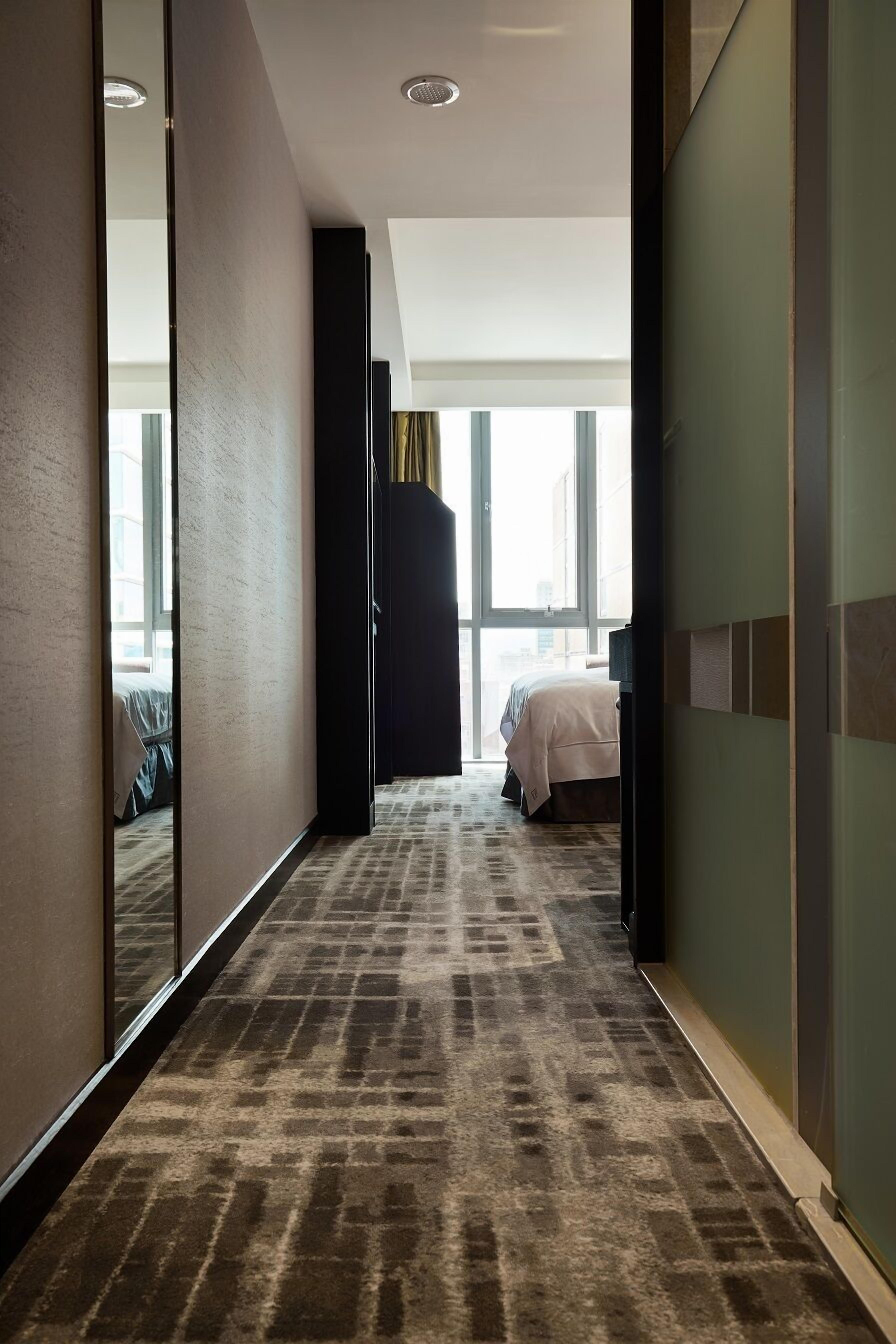 premium king room | 1 bedroom, premium bedding, minibar, in-room safe