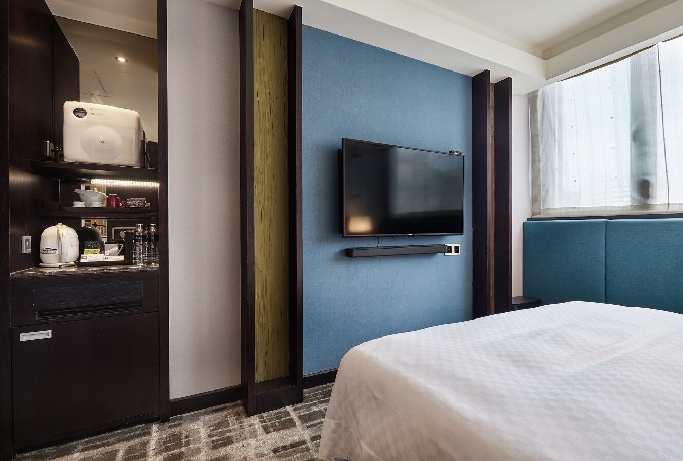 junior king room | 1 bedroom, premium bedding, minibar, in-room safe