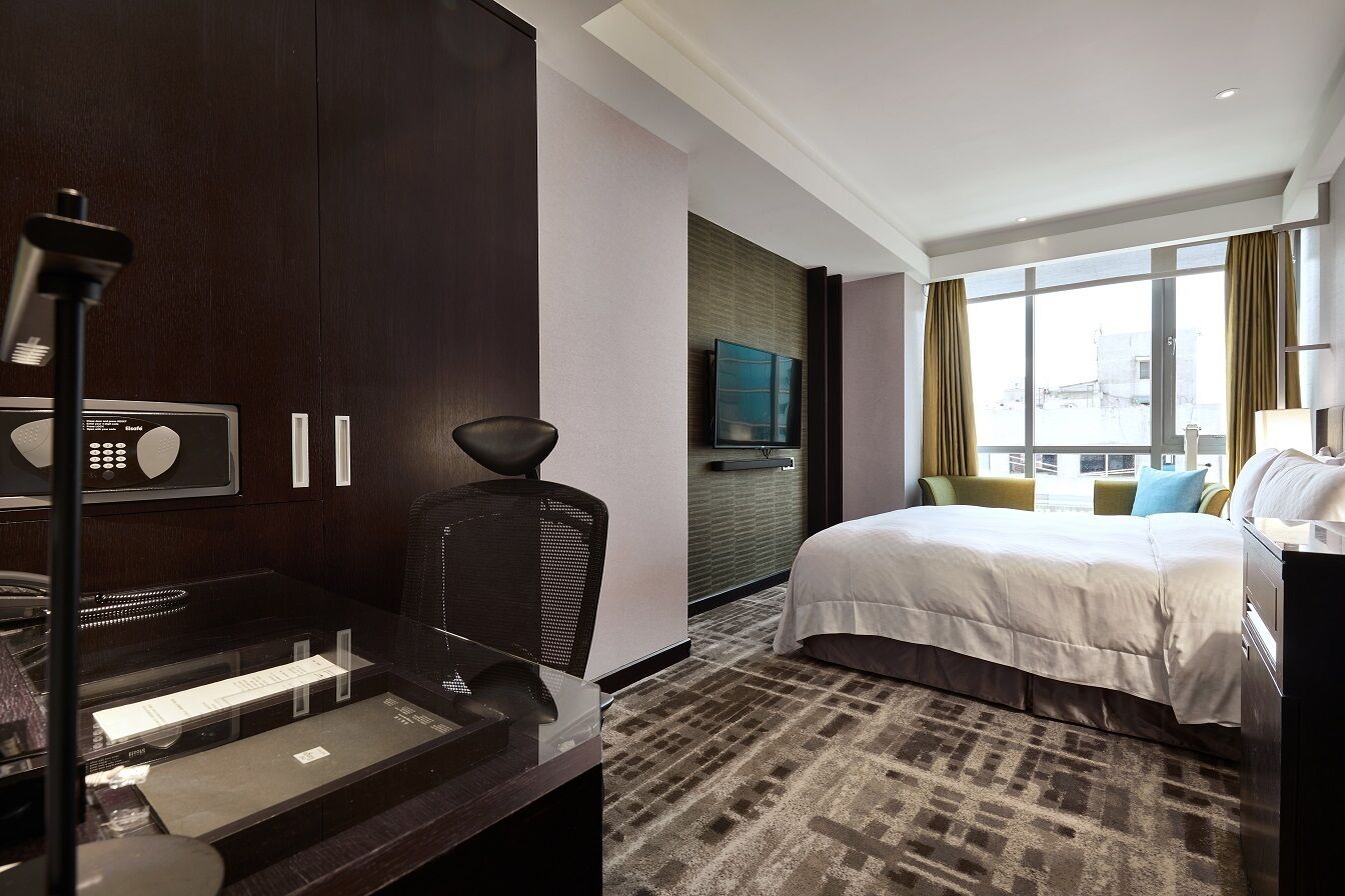 premium king room | 1 bedroom, premium bedding, minibar, in-room safe