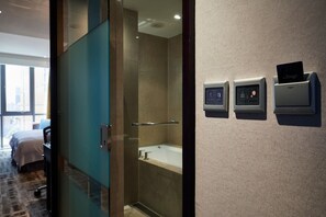 Tweepersoonskamer | Luxe beddengoed, een minibar, een kluis op de kamer, een bureau