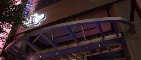 Vista frontal de la propiedad por la tarde o noche