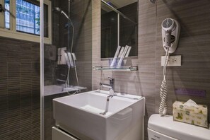 Douche, articles de toilette gratuits, sèche-cheveux, chaussons