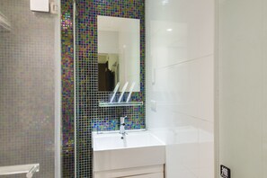Triple Room | Bathroom sink - Metro Stay-shihlin (Taipei)