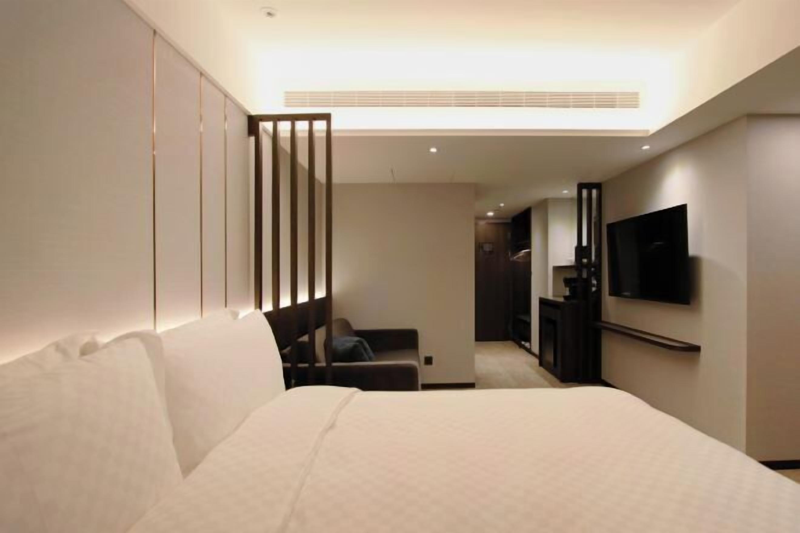 Cubrecamas y minibar con artículos gratuitos 