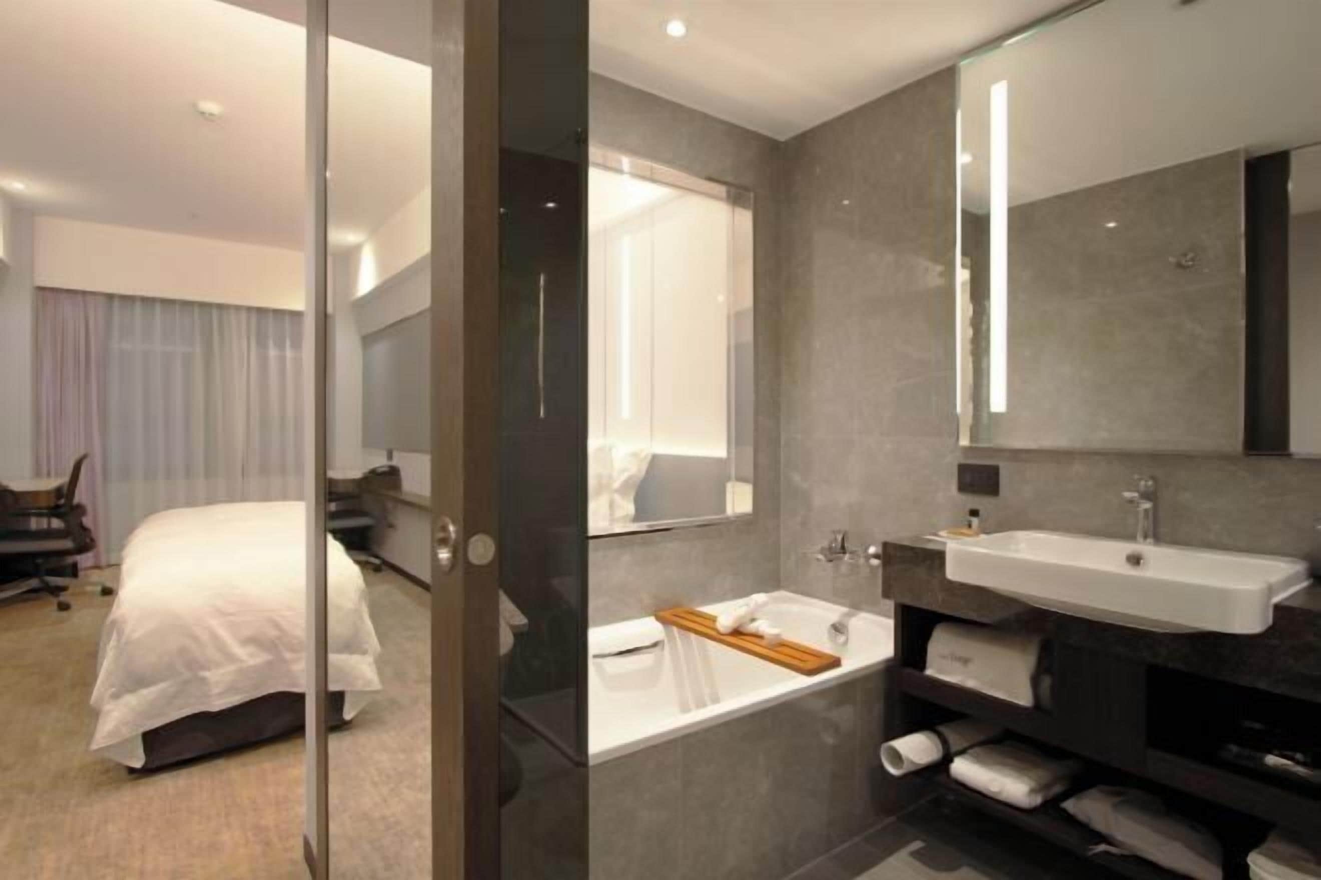 Cubrecamas y minibar con artículos gratuitos 