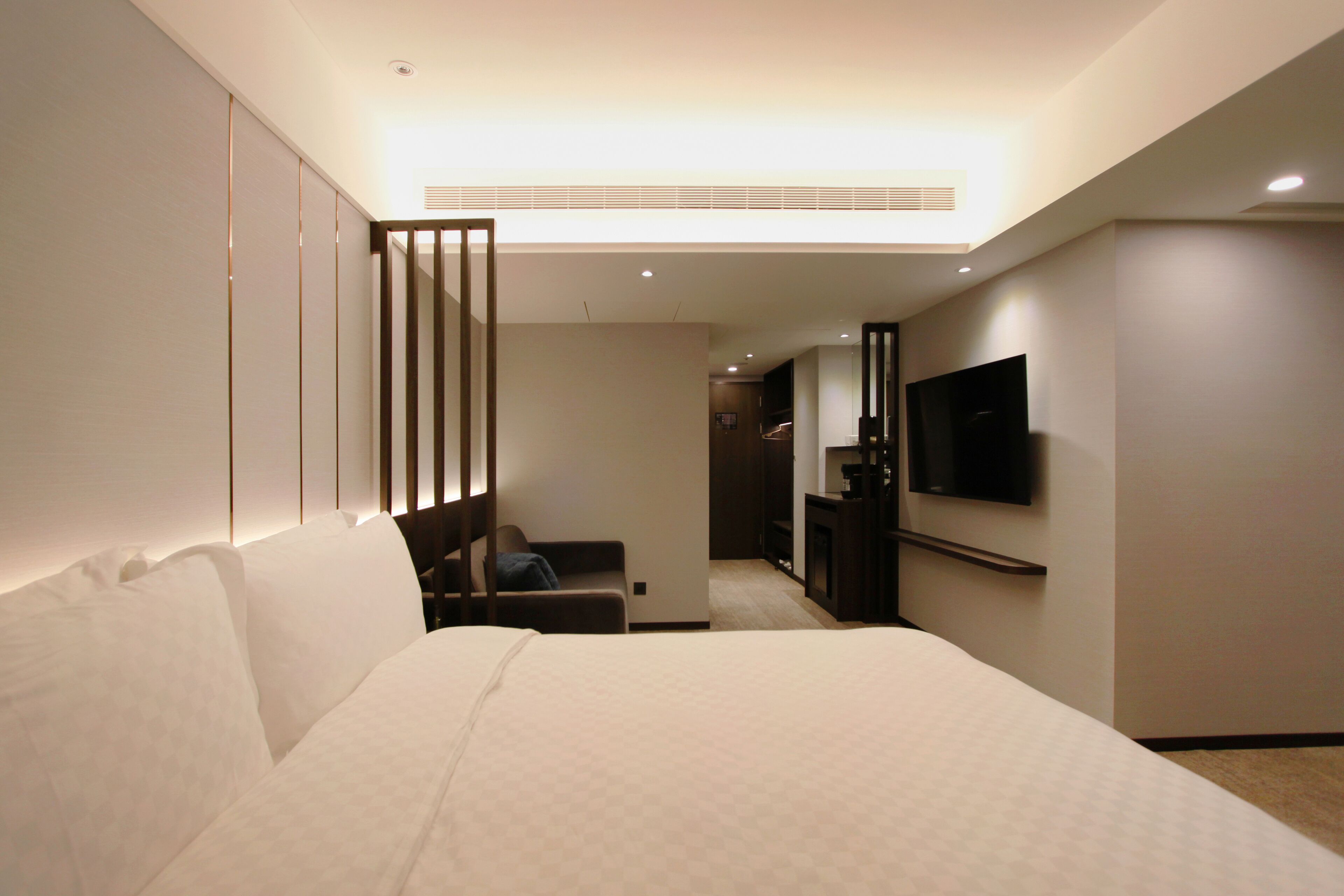 1 bedroom, down duvets, free minibar, in-room safe