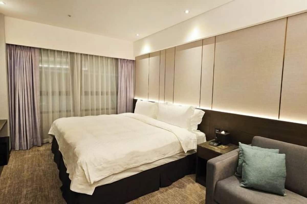 1 bedroom, down comforters, free minibar, in-room safe