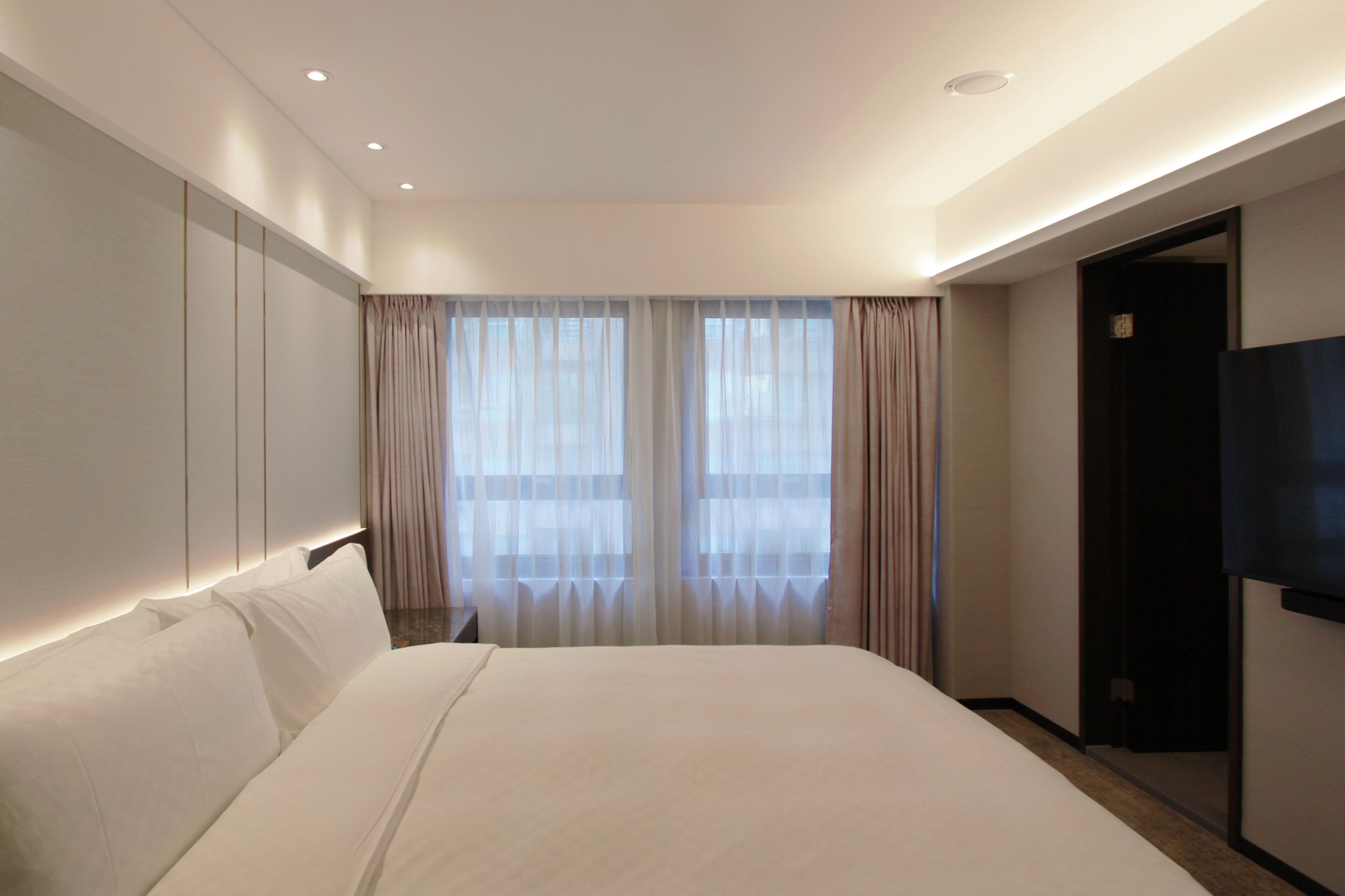 tango suite | 1 bedroom, down duvets, free minibar, in-room safe