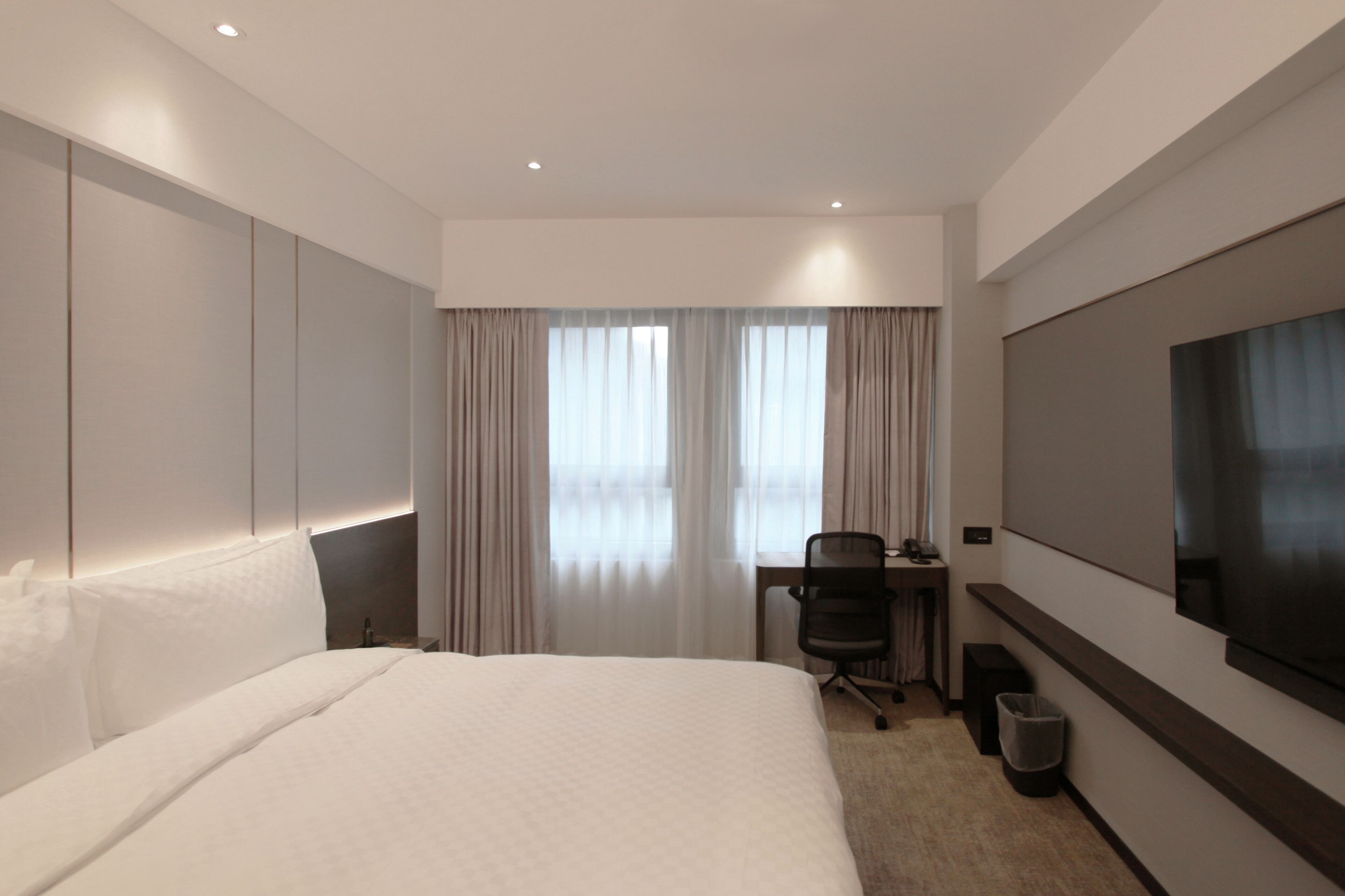 superior king room | 1 bedroom, down duvets, free minibar, in-room safe